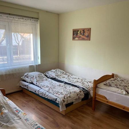 Red Locomotive Apartment Будапеща Екстериор снимка