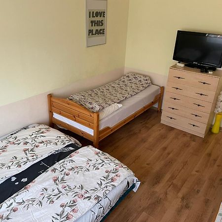 Red Locomotive Apartment Будапеща Екстериор снимка