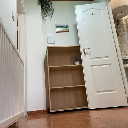 Red Locomotive Apartment Будапеща Екстериор снимка