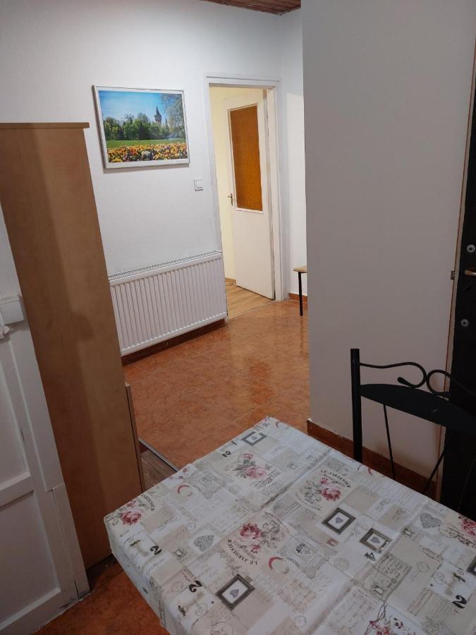 Red Locomotive Apartment Будапеща Екстериор снимка