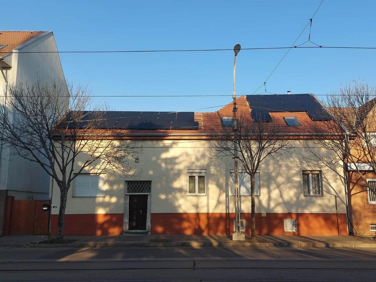 Red Locomotive Apartment Будапеща Екстериор снимка