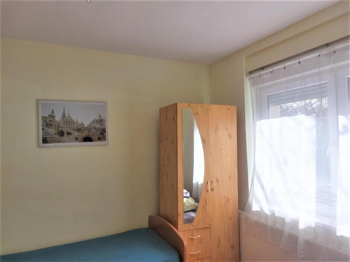 Red Locomotive Apartment Будапеща Екстериор снимка
