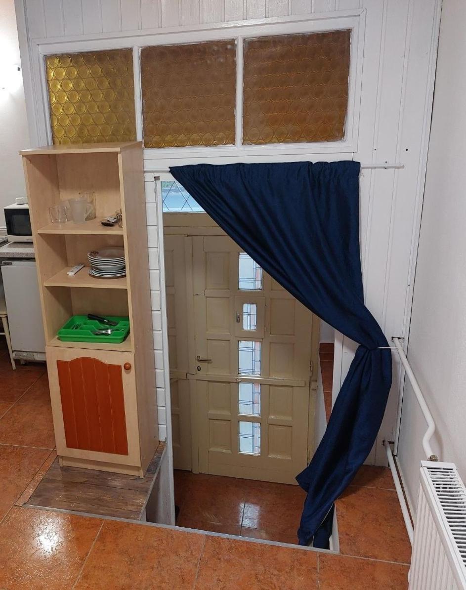 Red Locomotive Apartment Будапеща Екстериор снимка