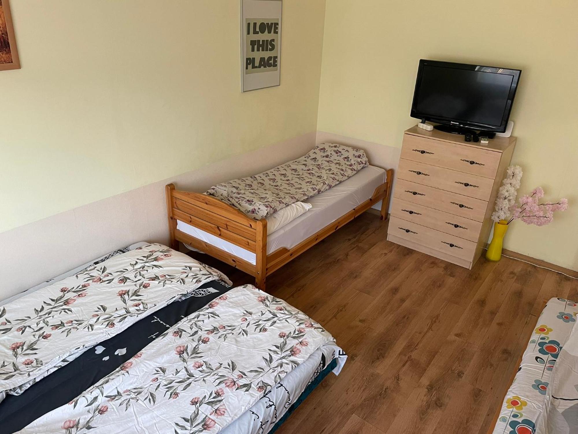 Red Locomotive Apartment Будапеща Екстериор снимка