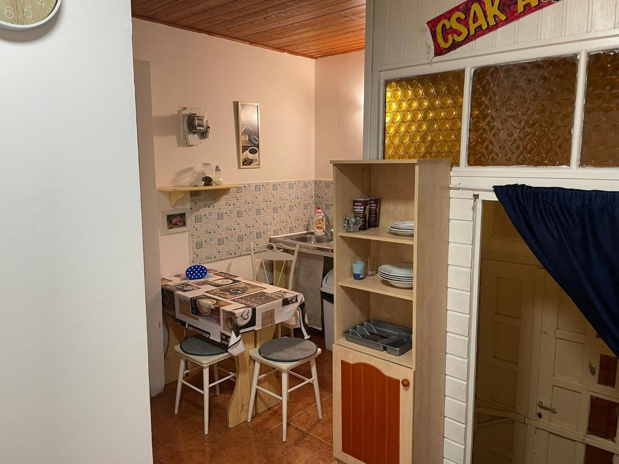 Red Locomotive Apartment Будапеща Екстериор снимка